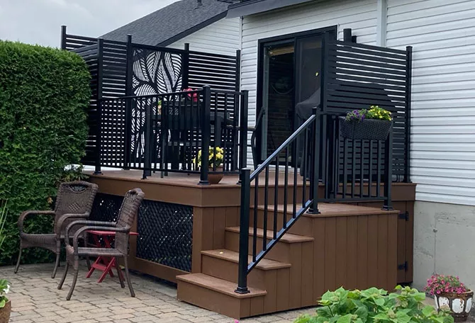 Maison à Saint-Georges avec galerie et rampes en aluminium et verre. Cour arrière avec clôtures et rampes en verre et aluminium noir – Couture Aluminium