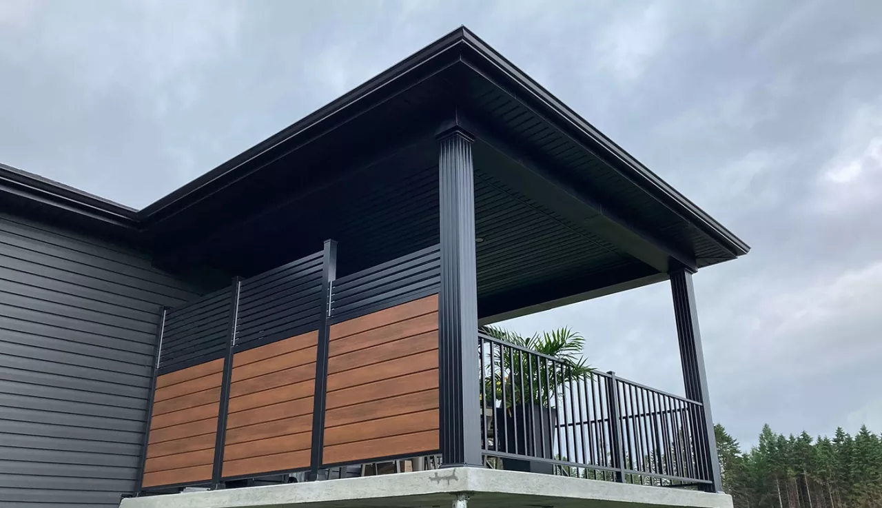 Balcon avec une balustrade en bois offrant une vue dégagée sur l'extérieur.